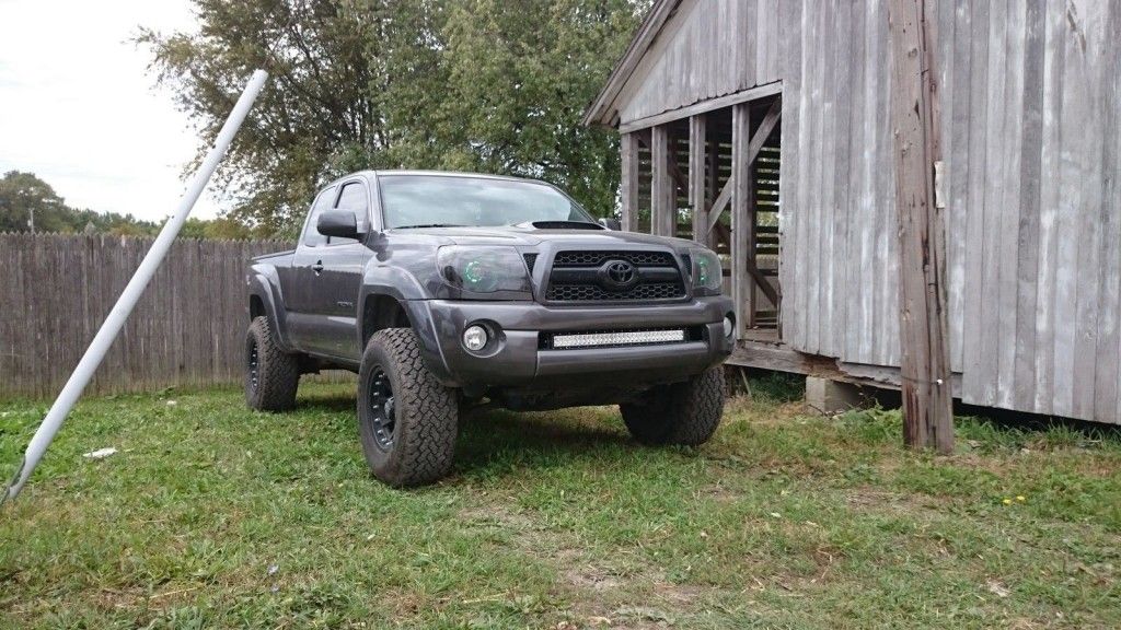 2011 Toyota Tacoma TRD Sport V6 4.0 Lifted on 33’s