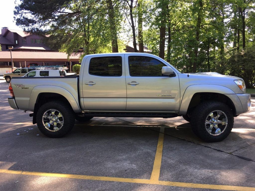 Excellent shape 2005 Toyota Tacoma lifted