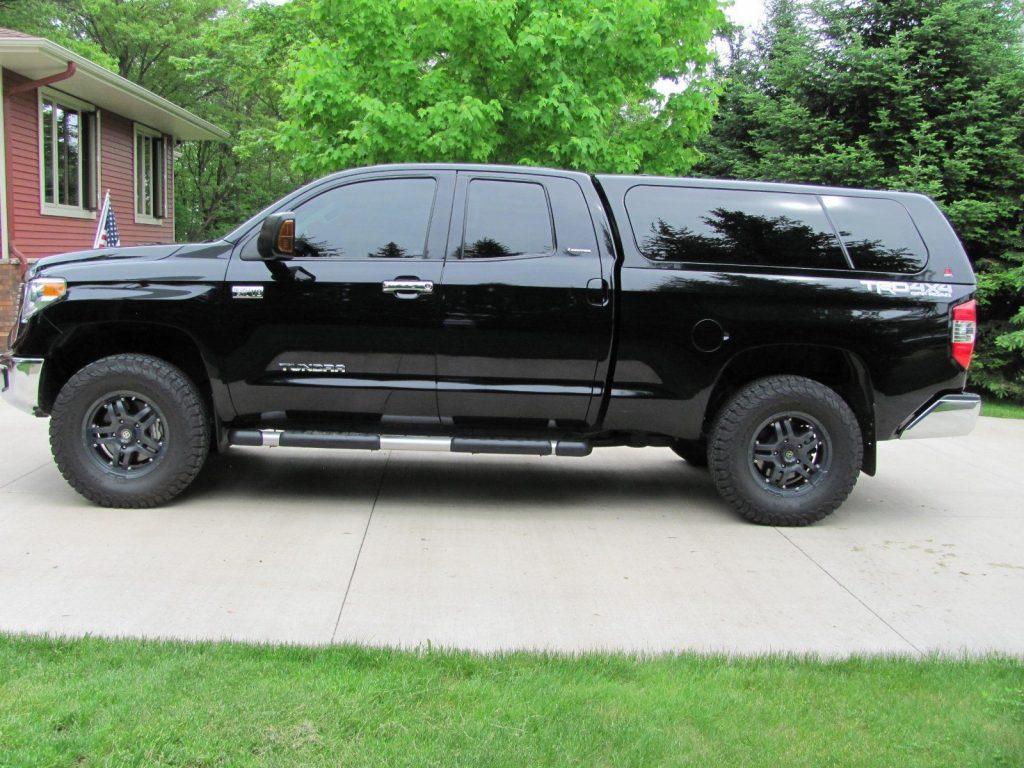 Awesome loaded 2014 Toyota Tundra Limited / Leather lifted