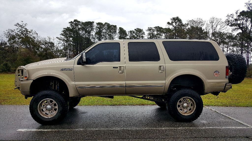 garage kept 2004 Ford Excursion lifted