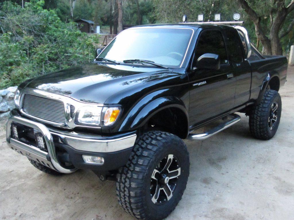 dependable and reliable 2004 Toyota Tacoma SR5 XTRA CAB lifted