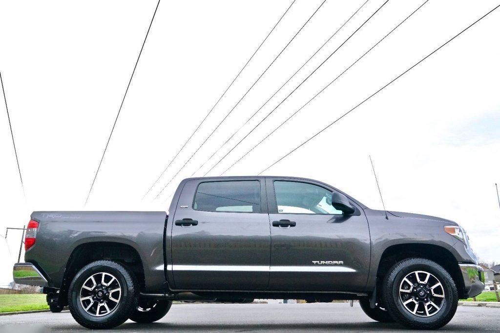 loaded with options 2014 Toyota Tundra SR5 lifted