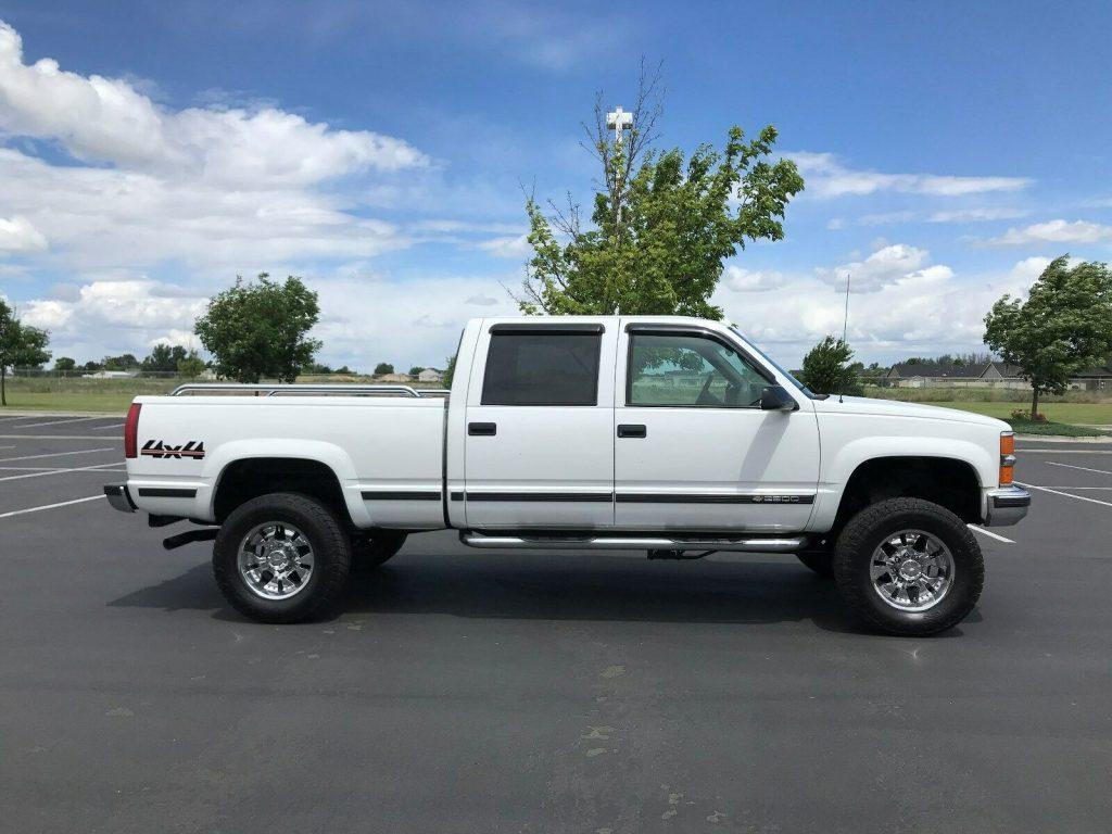 loaded with goodies 2000 Chevrolet C/K 2500 Silverado lifted