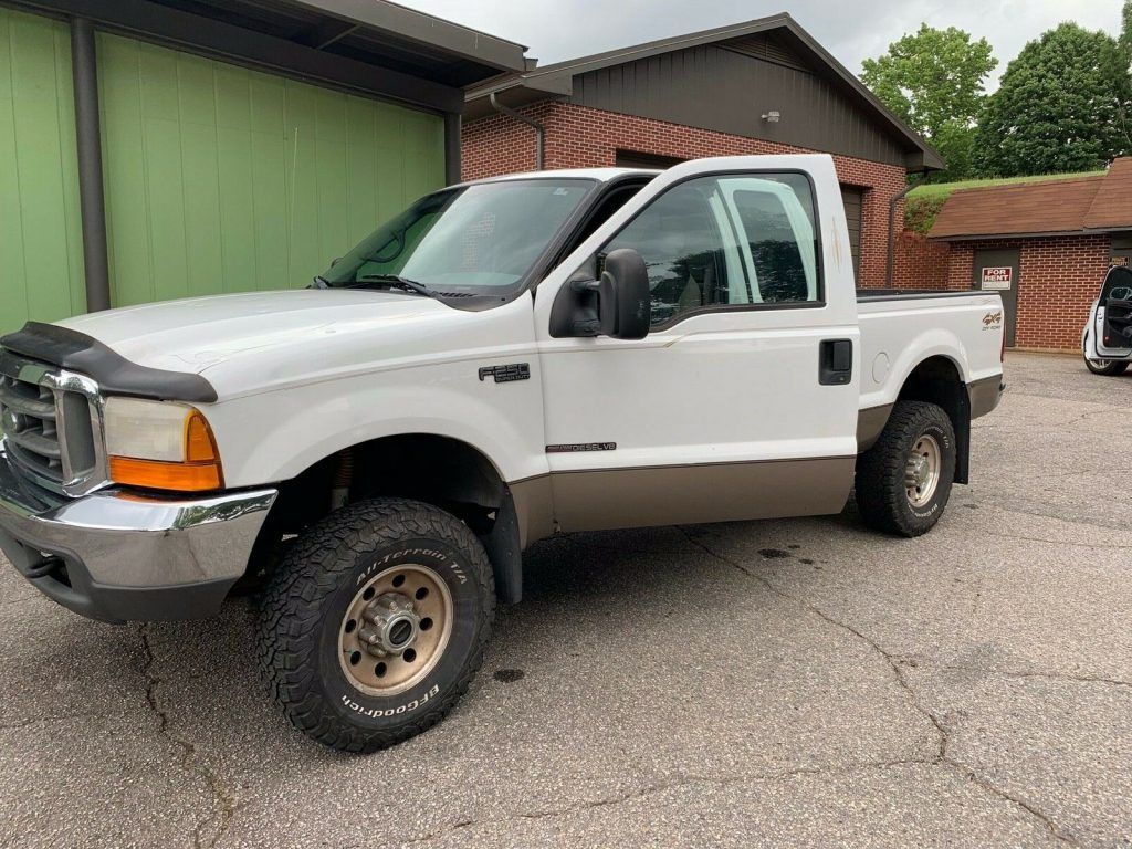 well cared for 2000 Ford F 250 XLT pickup lifted