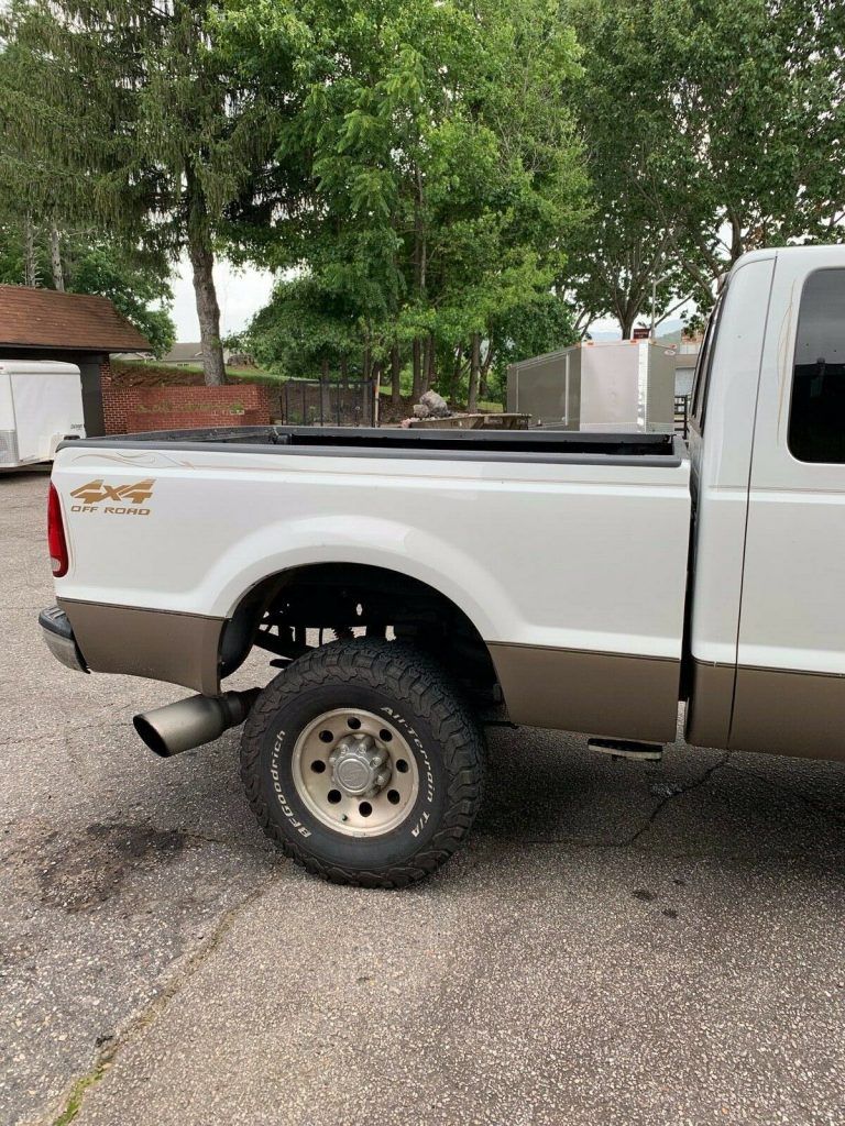 well cared for 2000 Ford F 250 XLT pickup lifted