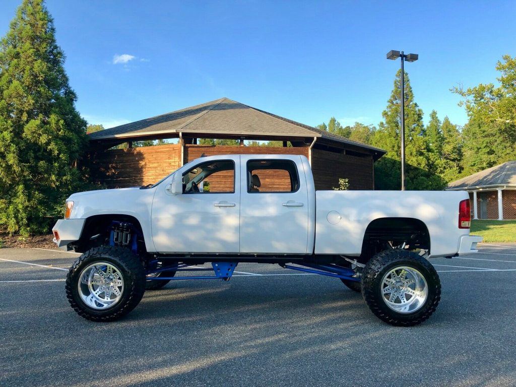totally awesome 2011 GMC Sierra 2500 SLT lifted