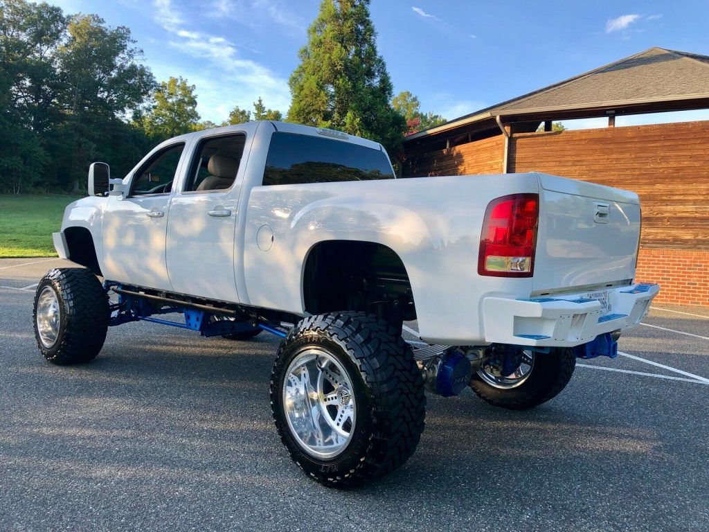 totally awesome 2011 GMC Sierra 2500 SLT lifted
