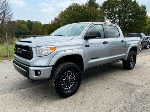 very nice 2017 Toyota Tundra SR5 lifted for sale