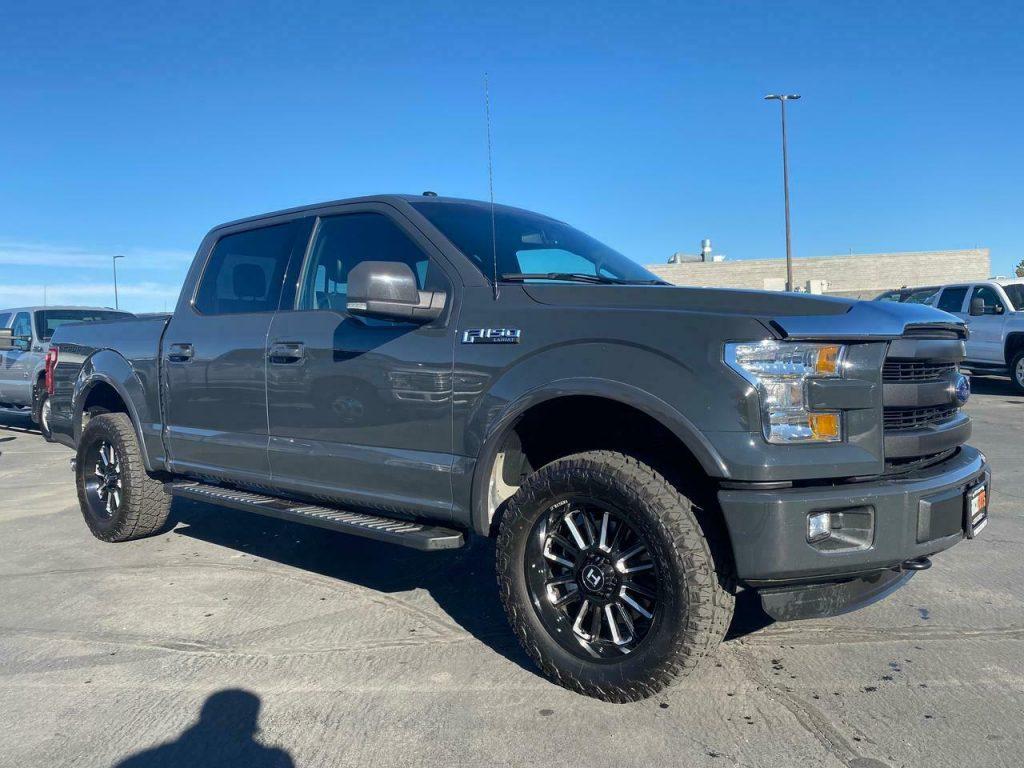 2016 Ford F-150 Lariat lifted [low miles]
