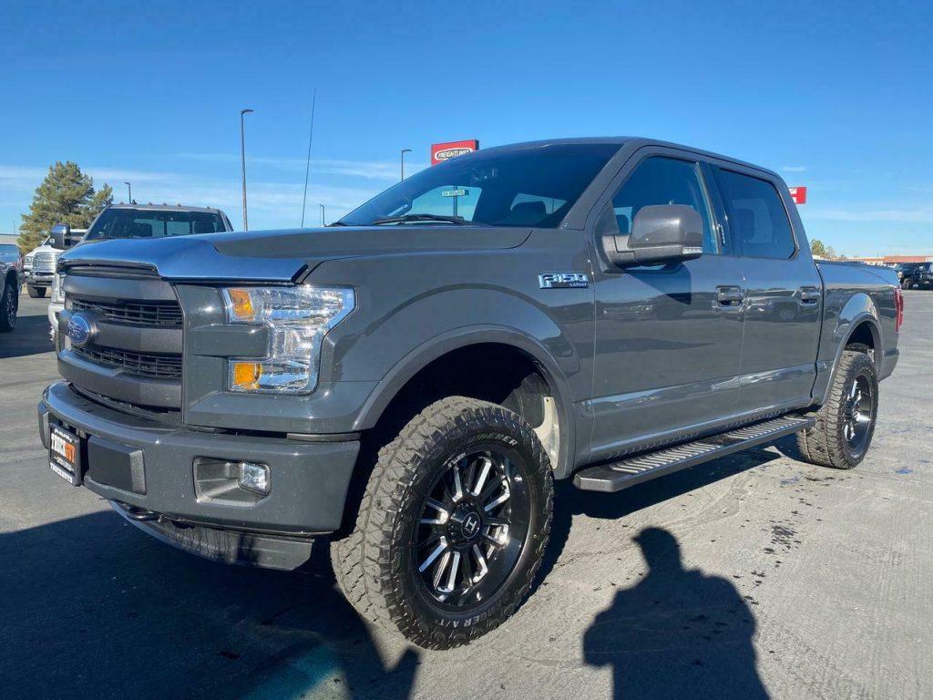 2016 Ford F-150 Lariat lifted [low miles]