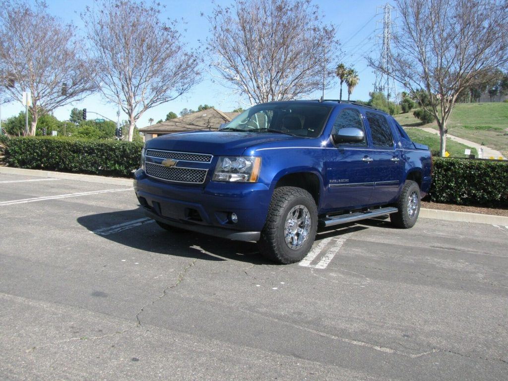 2013 Chevrolet Avalanche LTZ lifted [equipped with every option available]