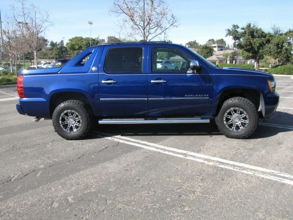 2013 Chevrolet Avalanche LTZ lifted [equipped with every option available]
