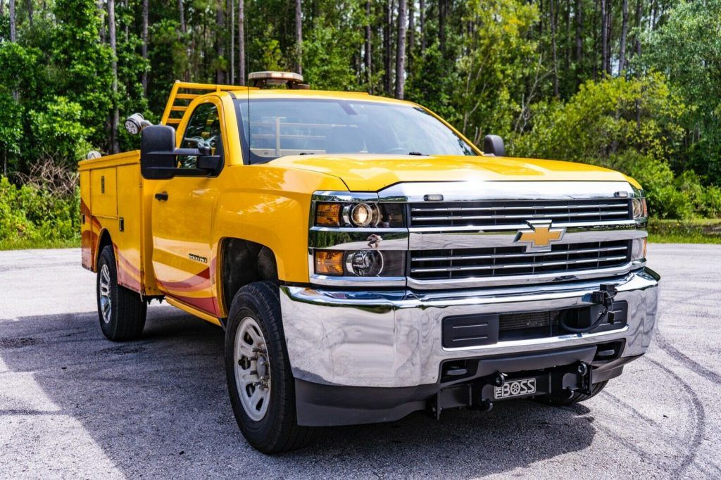 2015 Chevrolet K3500 lifted [lift gate]