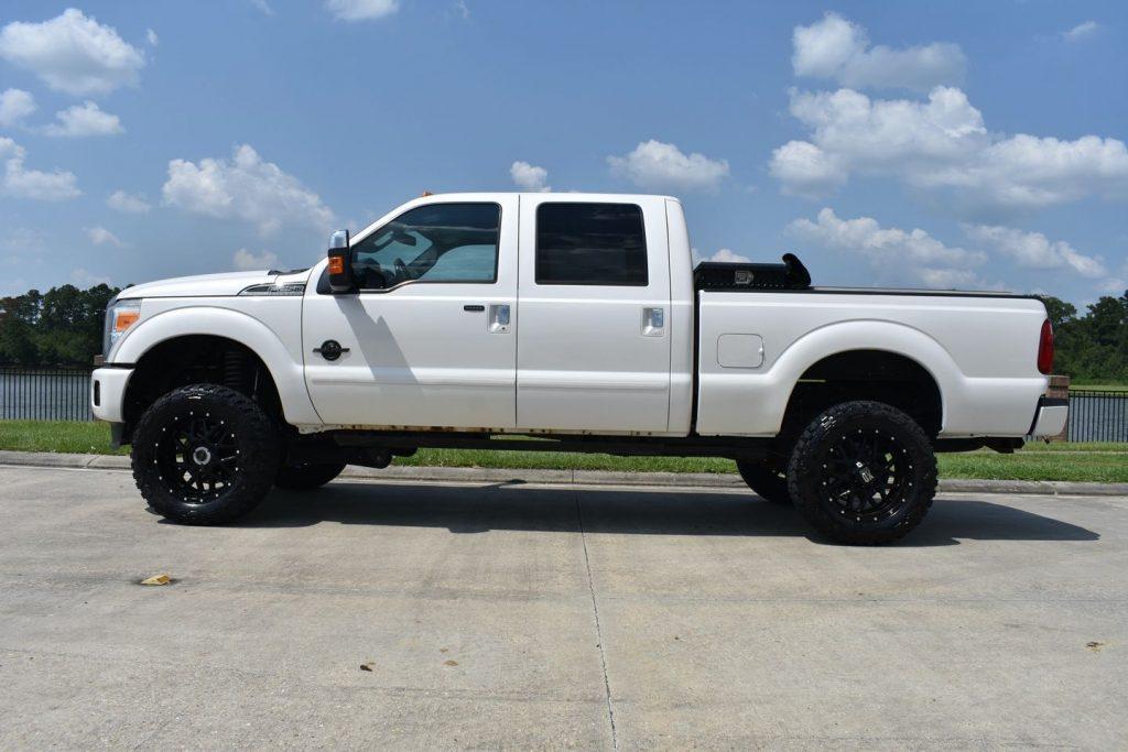 2015 Ford F-250 Platinum lifted [great shape]