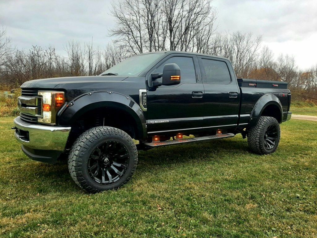 2019 Ford F-250 Super Duty lifted [unmolested with low mileage]