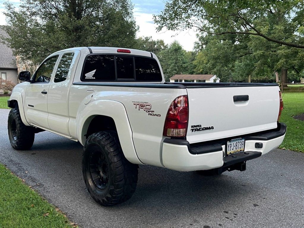 2005 Toyota Tacoma lifted [TRD Off Road Package]