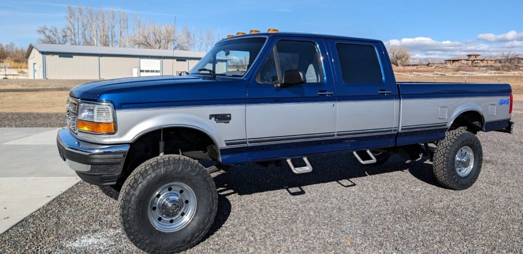 1995 Ford F-350 XL Crew Cab 4×4 lifted [repainted]