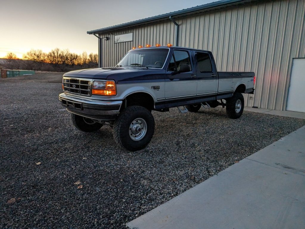 1995 Ford F-350 XL Crew Cab 4×4 lifted [repainted]